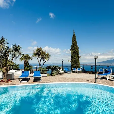 Angela With Private Pool And Sea View סורנטו